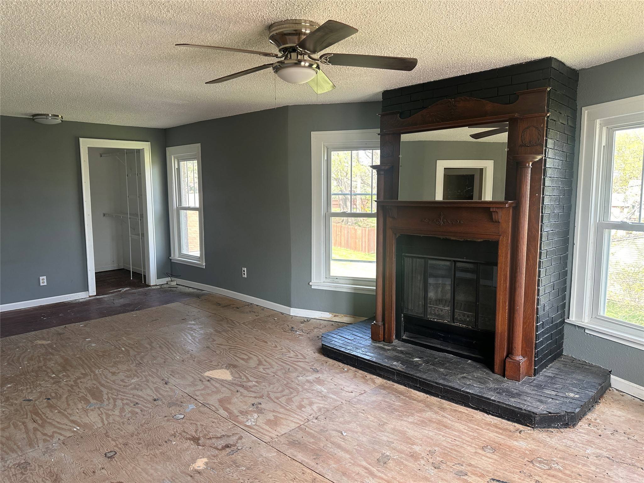 Oskaloosa, IA 52577,401 K Avenue E