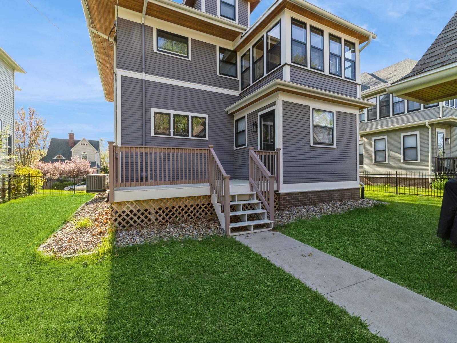 Des Moines, IA 50314,833 19th Street