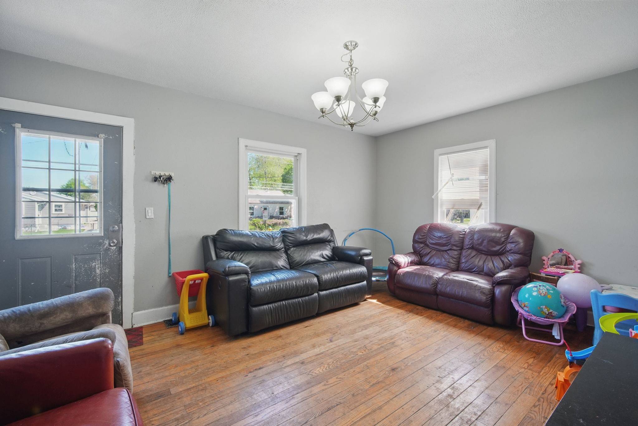 Des Moines, IA 50317,2057 Maple Street