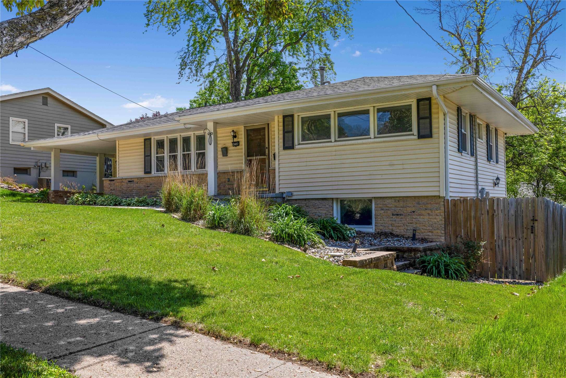 Des Moines, IA 50317,2407 Richmond Avenue