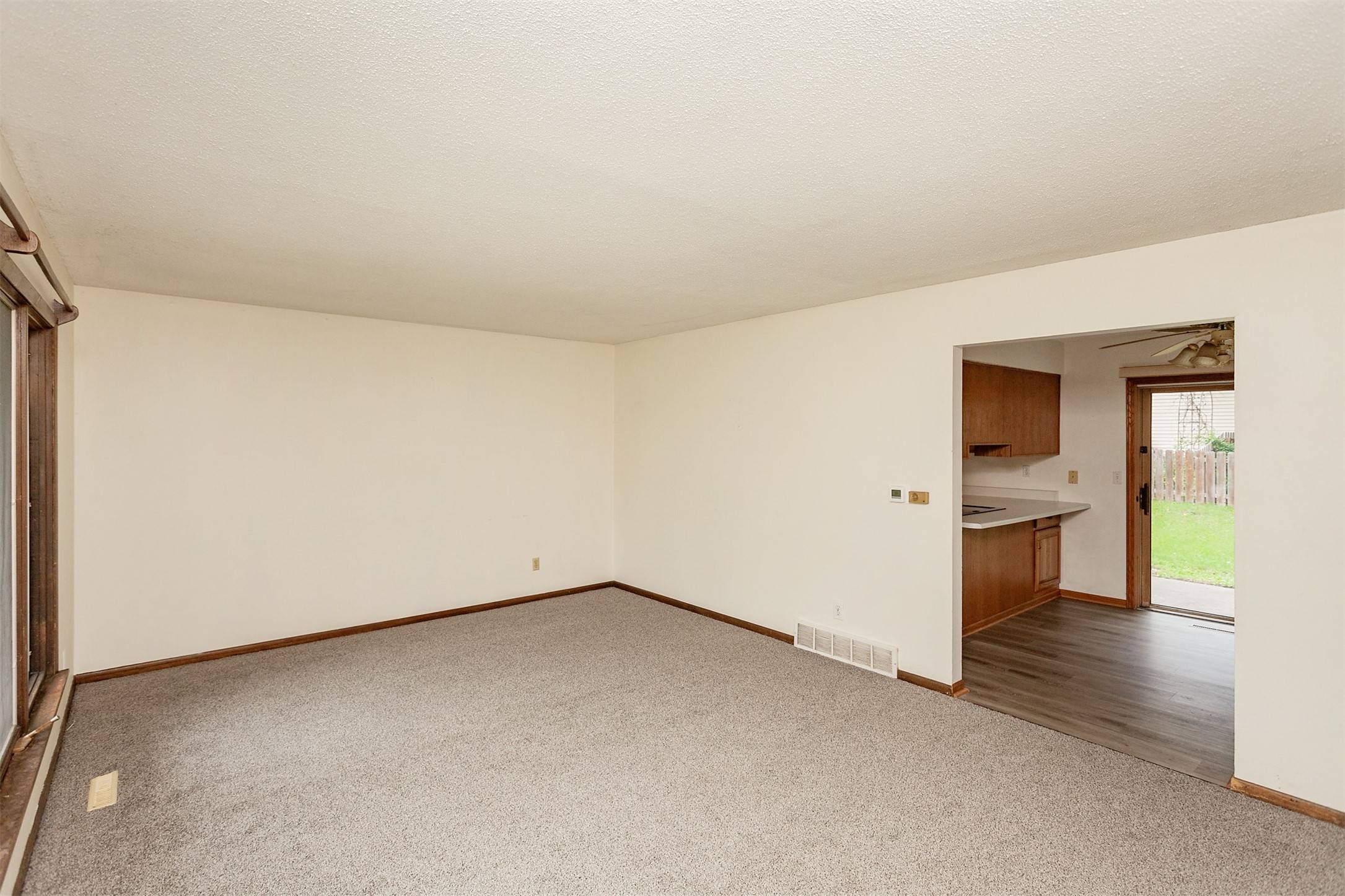 Urbandale, IA 50322,7405 Aurora Avenue