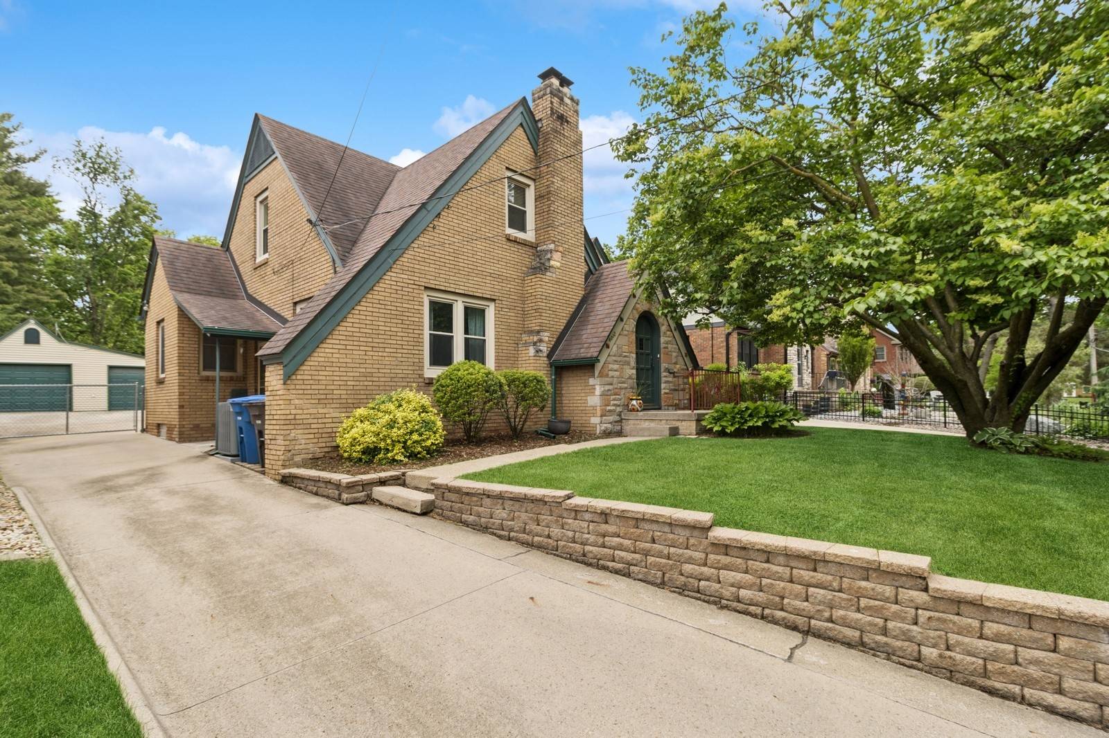 Des Moines, IA 50310,4312 Ashby Avenue