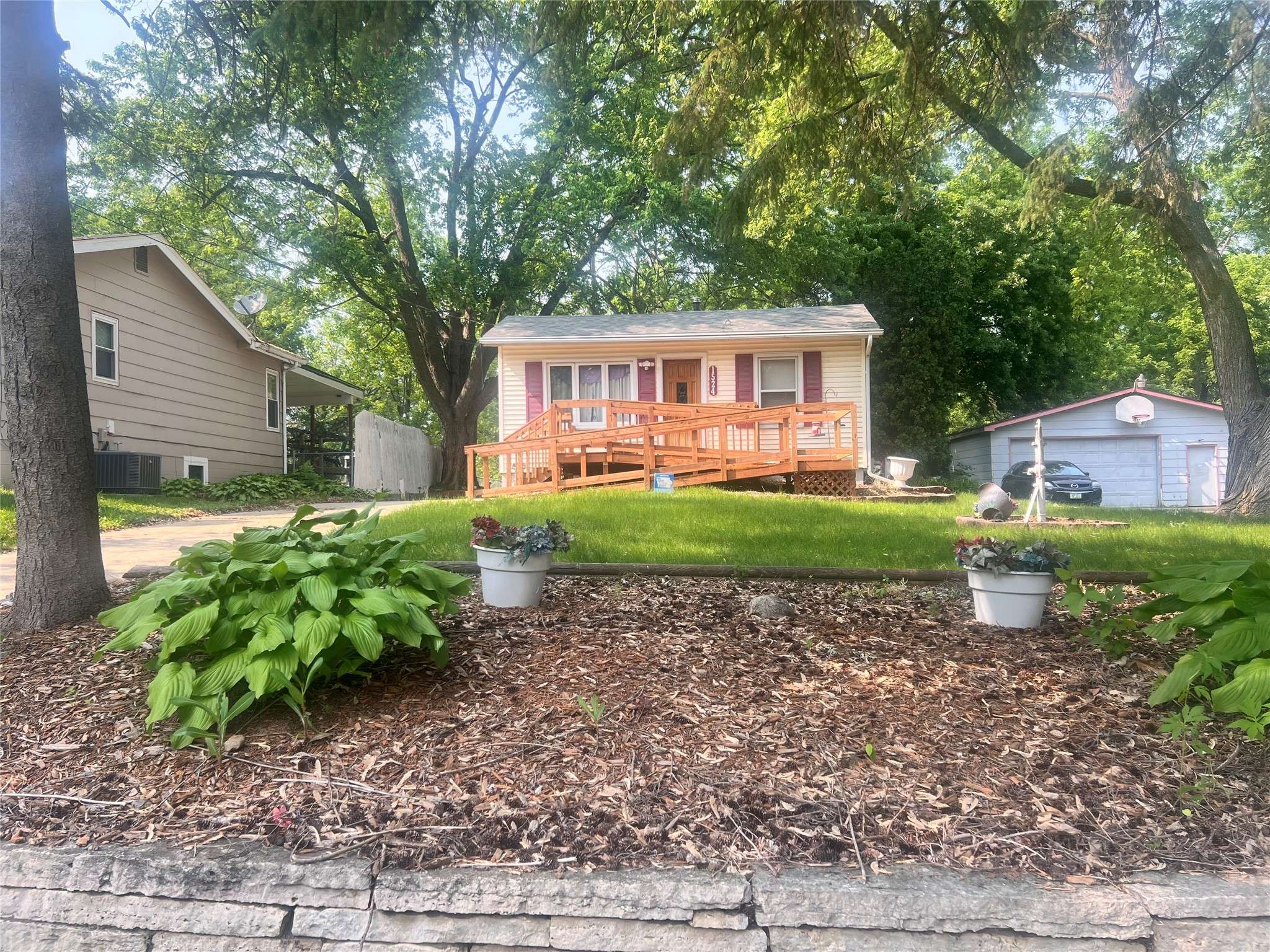 Des Moines, IA 50320,1524 E Virginia Avenue