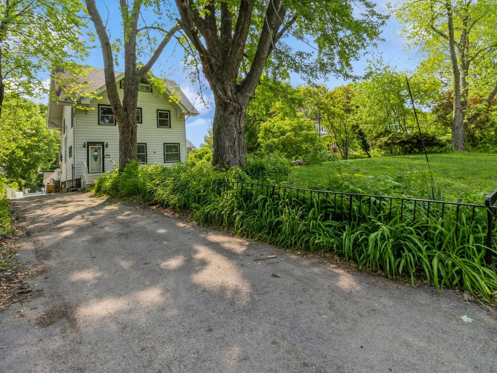 Des Moines, IA 50316,1919 E 9th Street