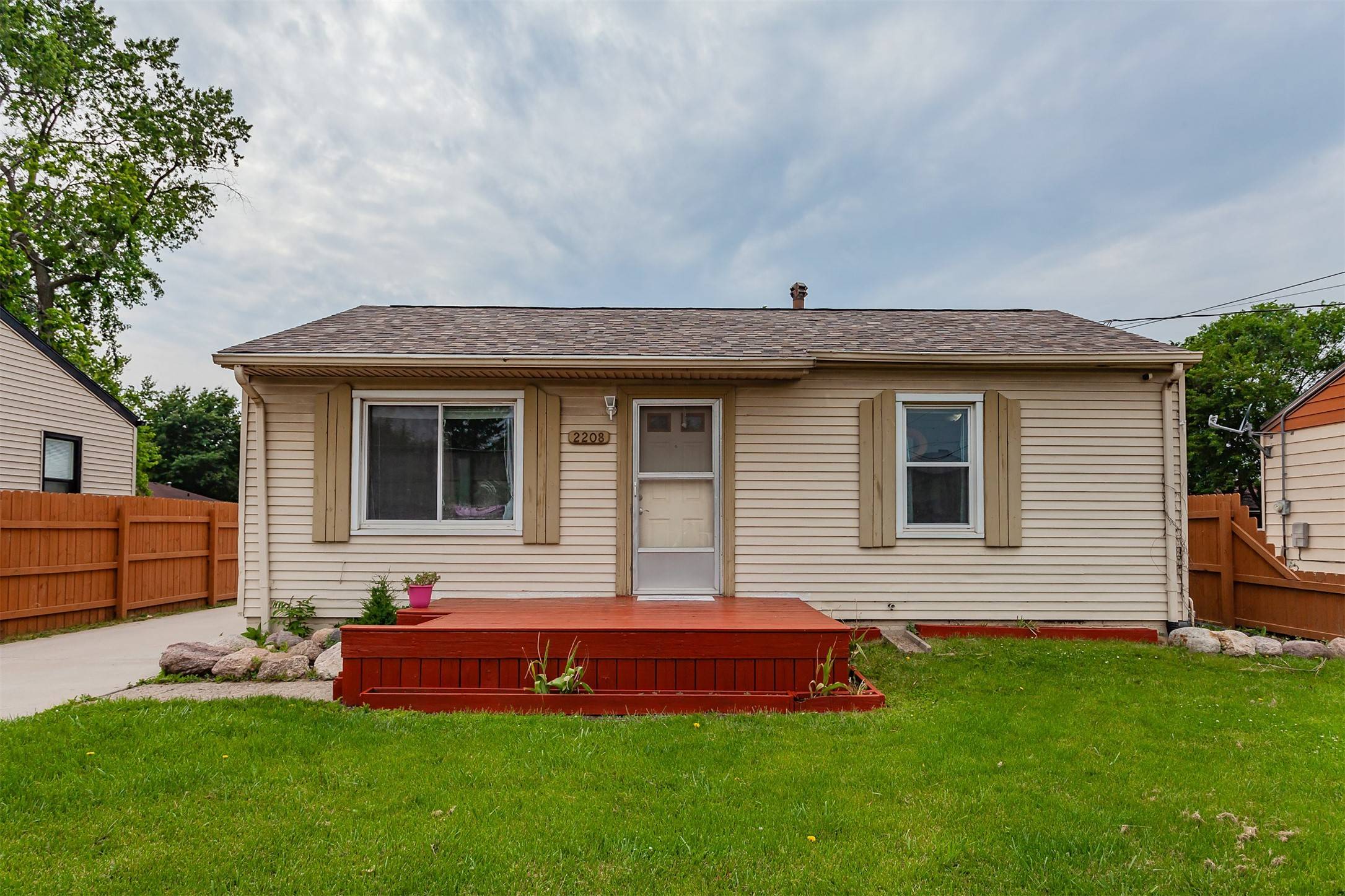 Des Moines, IA 50317,2208 Tichenor Street