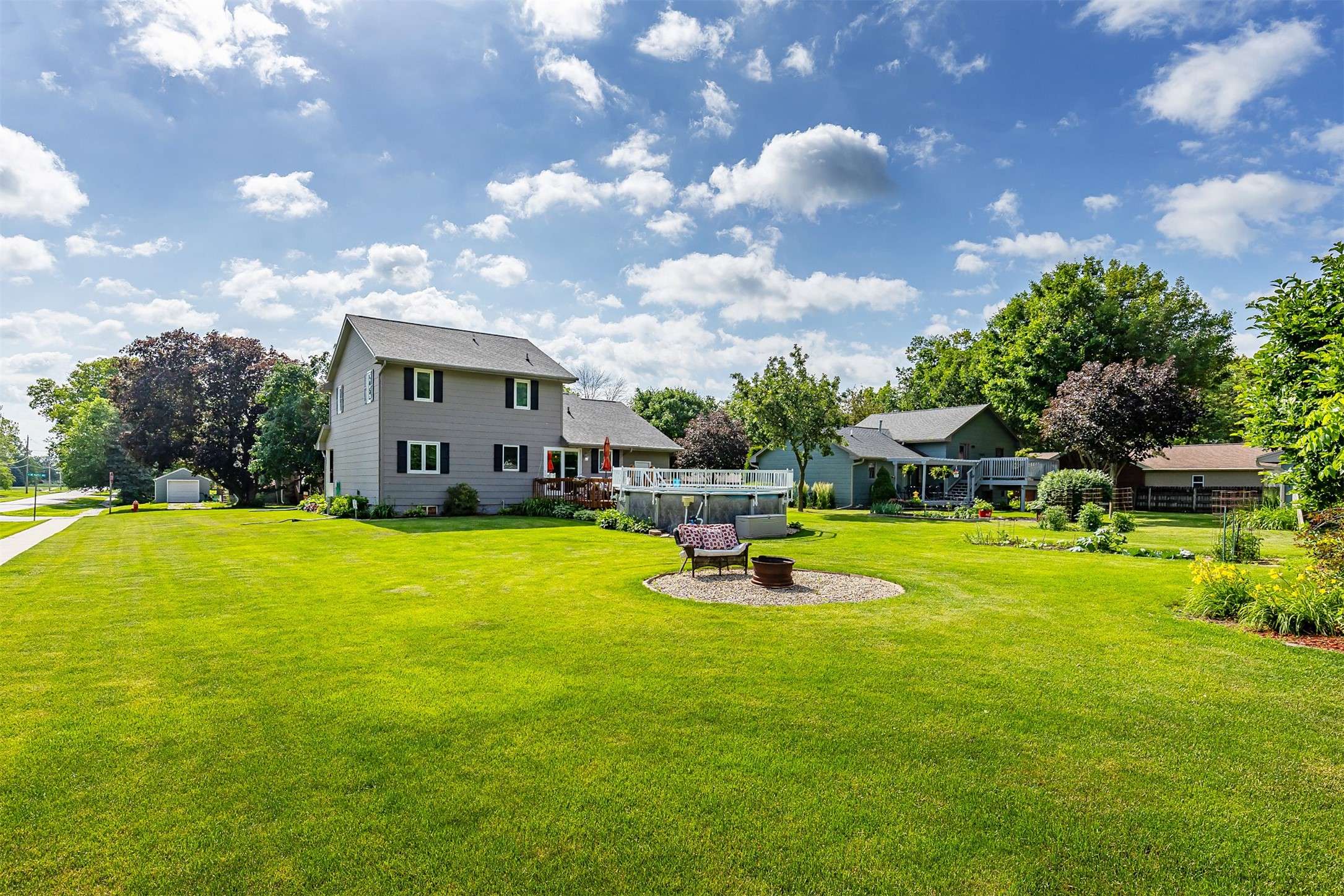 Earlham, IA 50072,555 NE Maple Avenue
