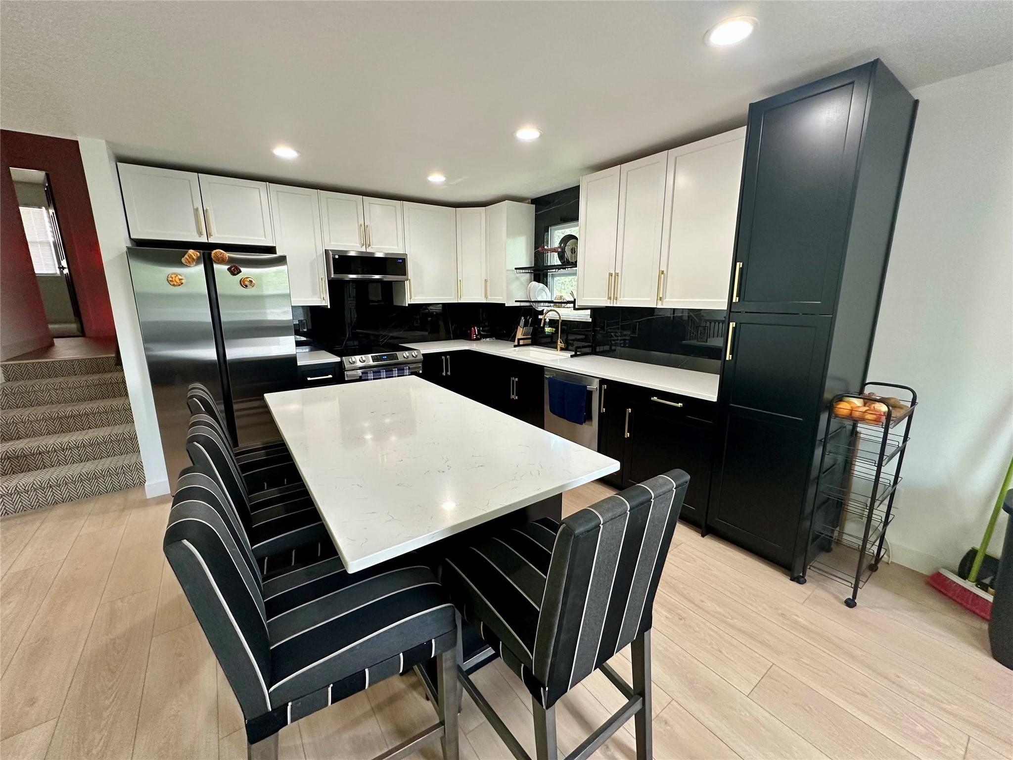Des Moines, IA 50317,809 Knob Hill Drive