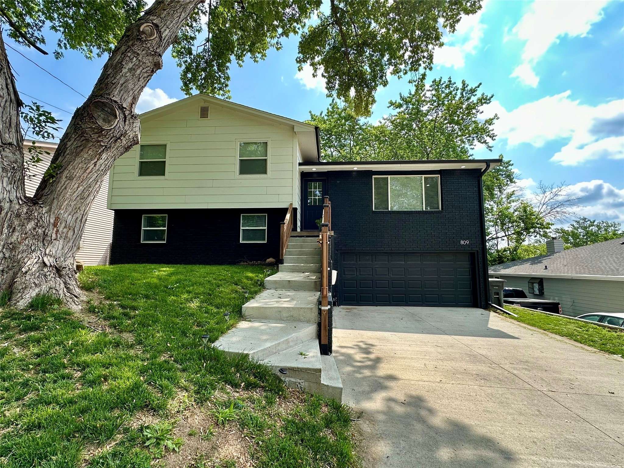 Des Moines, IA 50317,809 Knob Hill Drive