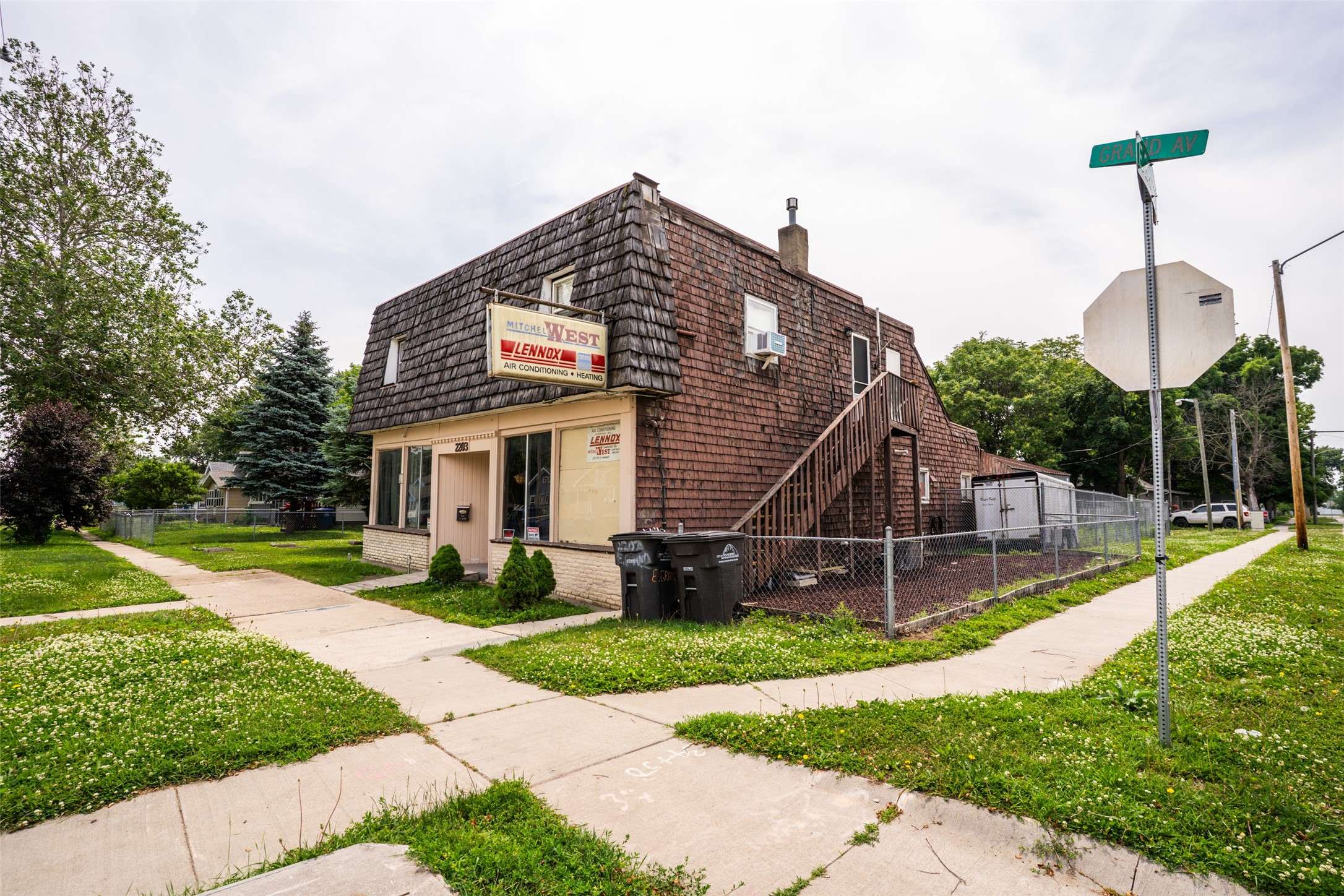 Des Moines, IA 50317,2203 E Grand Avenue