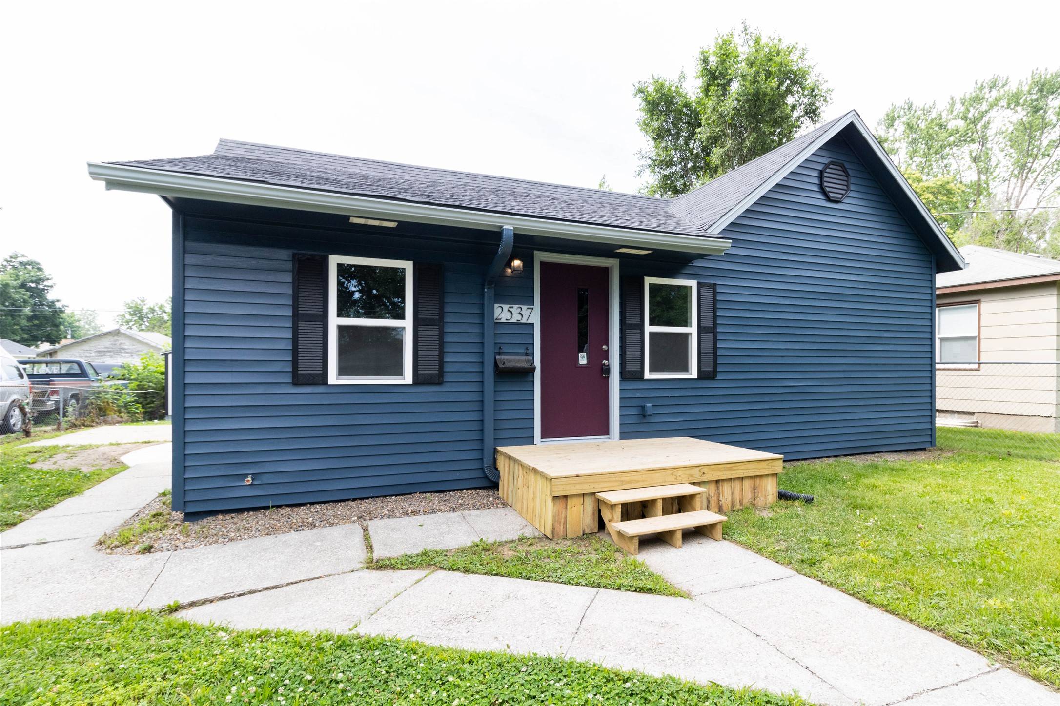 Des Moines, IA 50317,2537 Maple Street