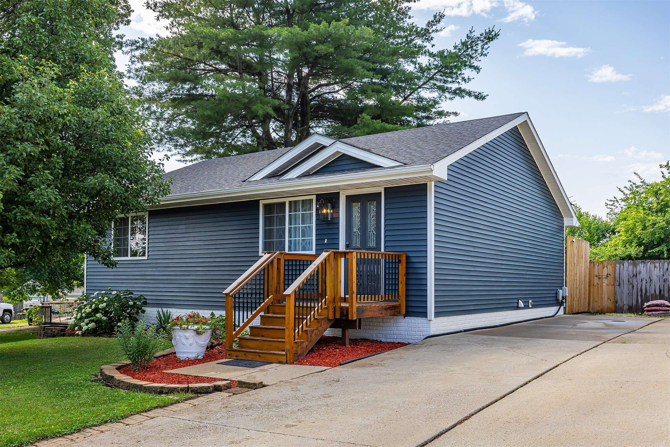 Des Moines, IA 50315,21 E Payton Avenue