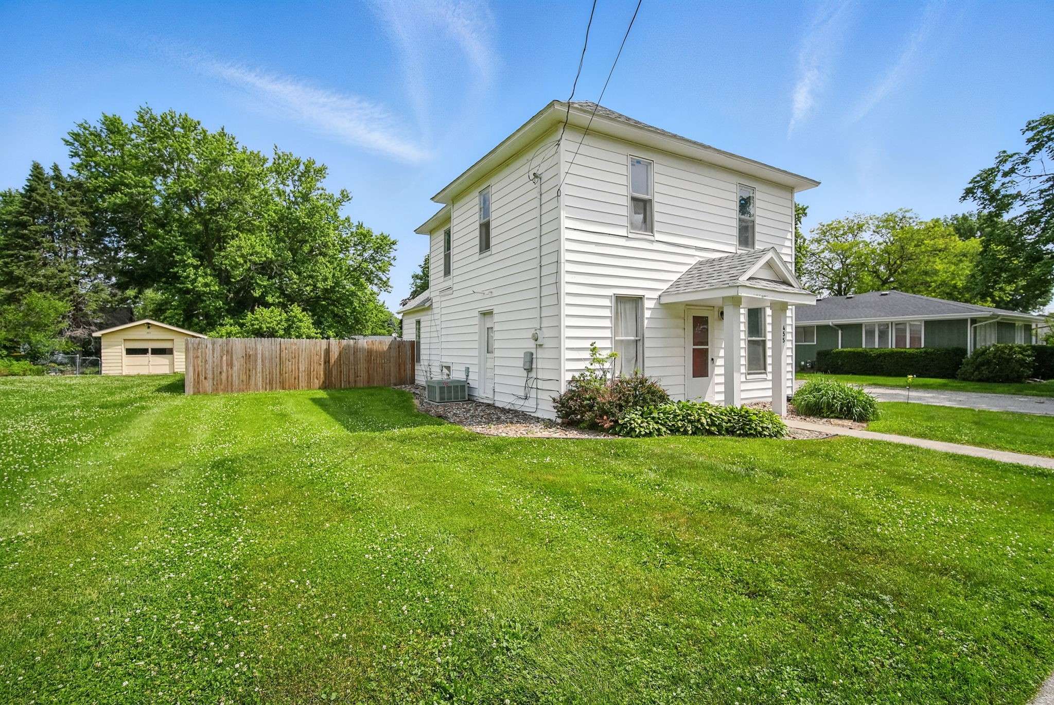 Earlham, IA 50072,455 NW 2nd Street