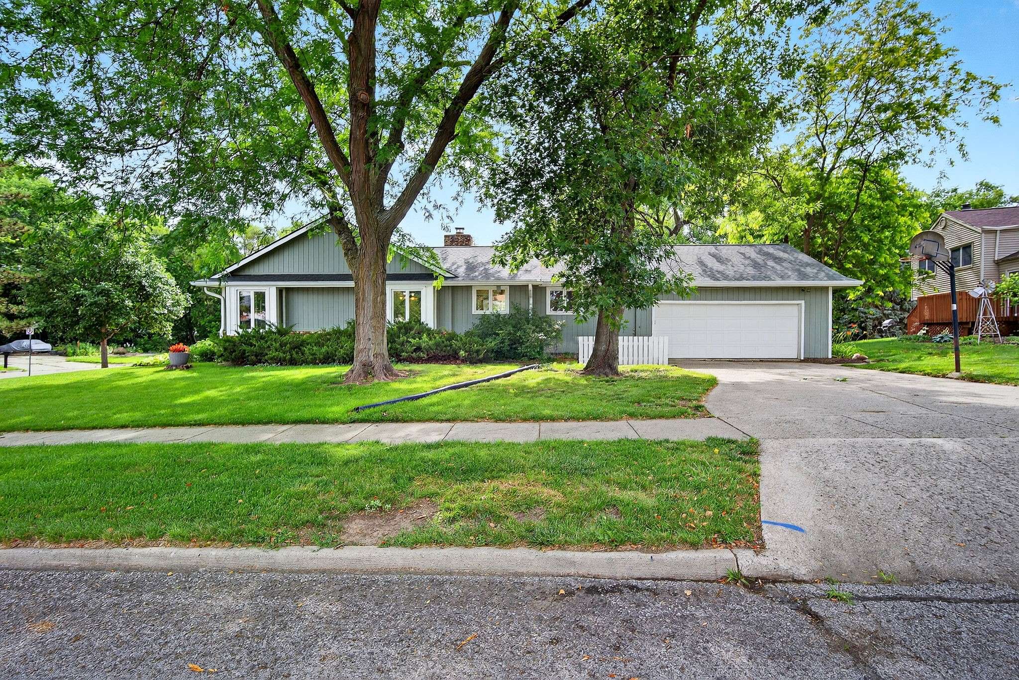 Des Moines, IA 50310,5010 Twana Drive