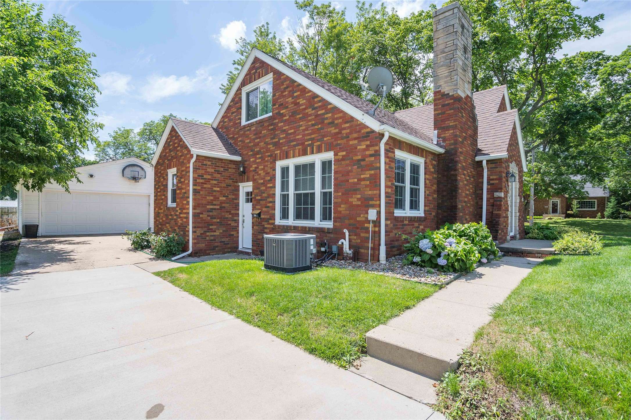 West Des Moines, IA 50265,416 Grand Avenue