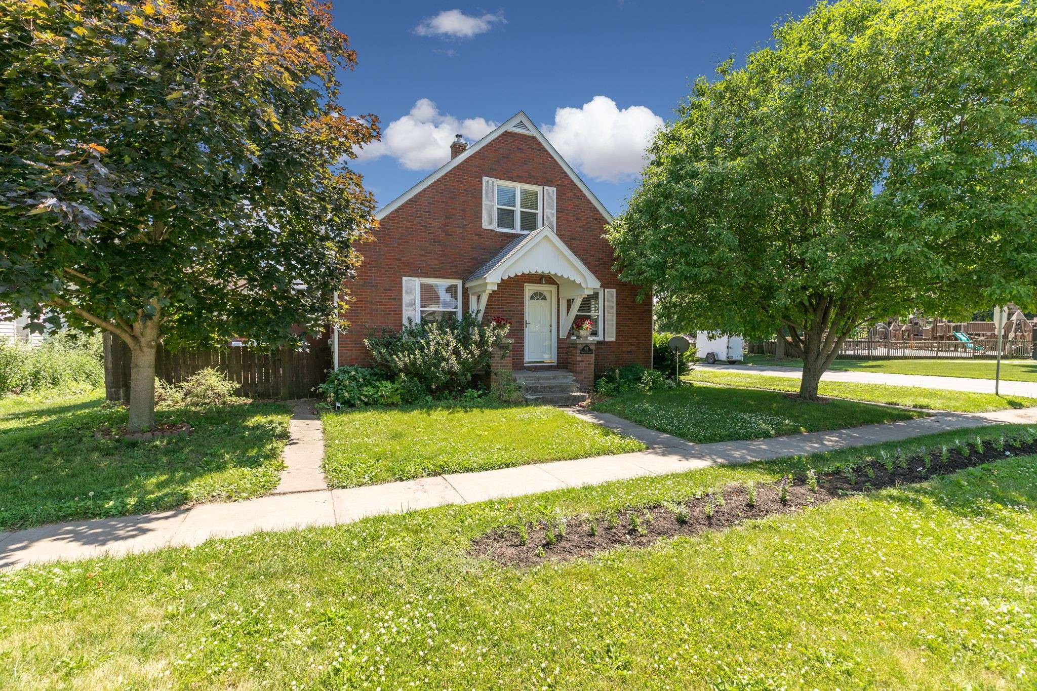 Pella, IA 50219,915 Franklin Street