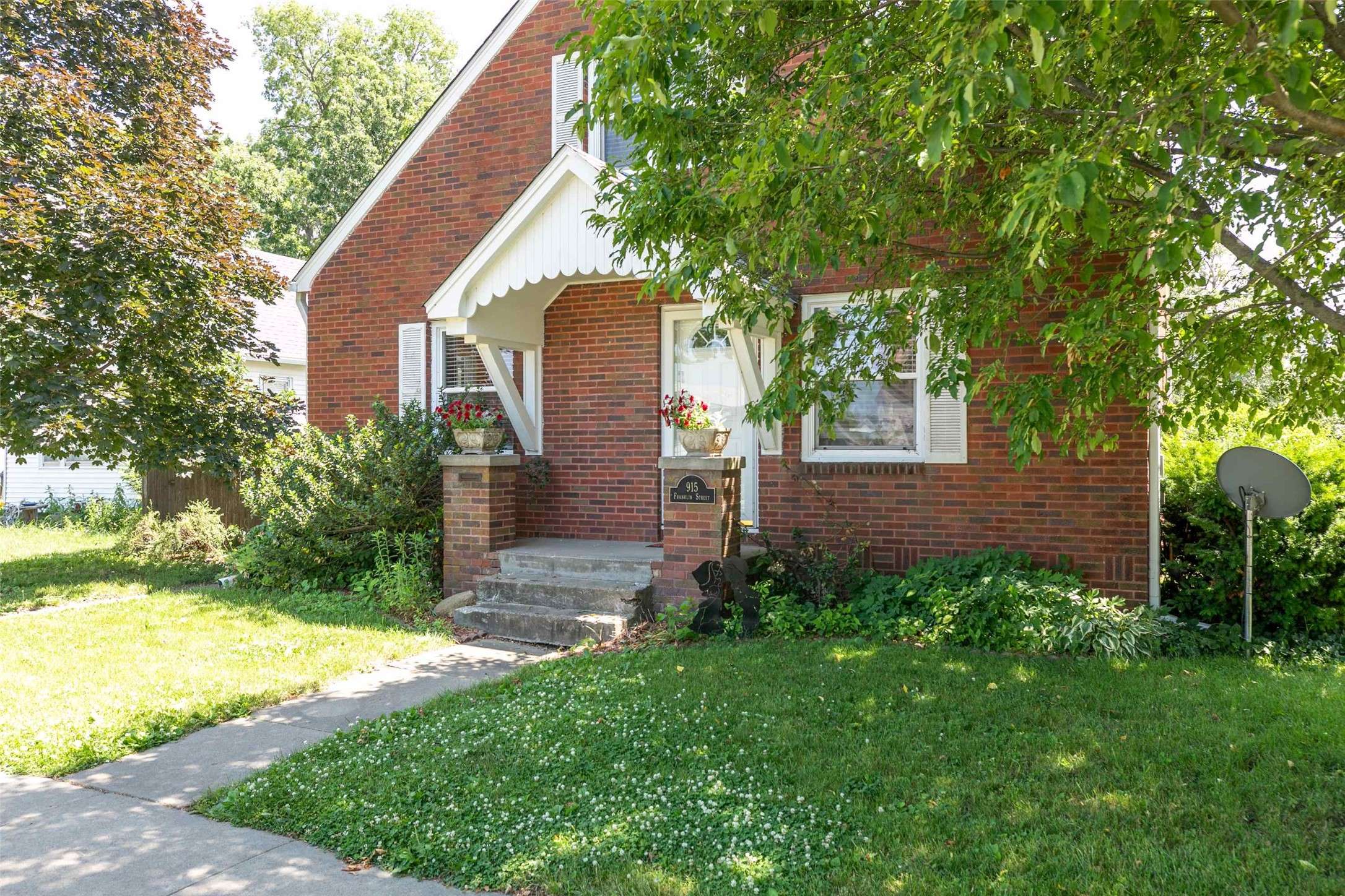 Pella, IA 50219,915 Franklin Street