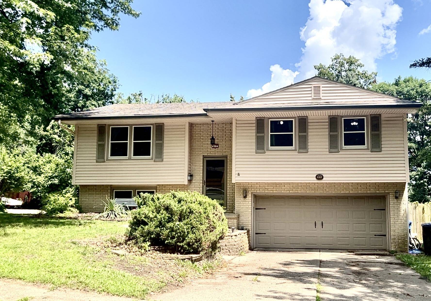 Des Moines, IA 50317,815 Knob Hill Drive