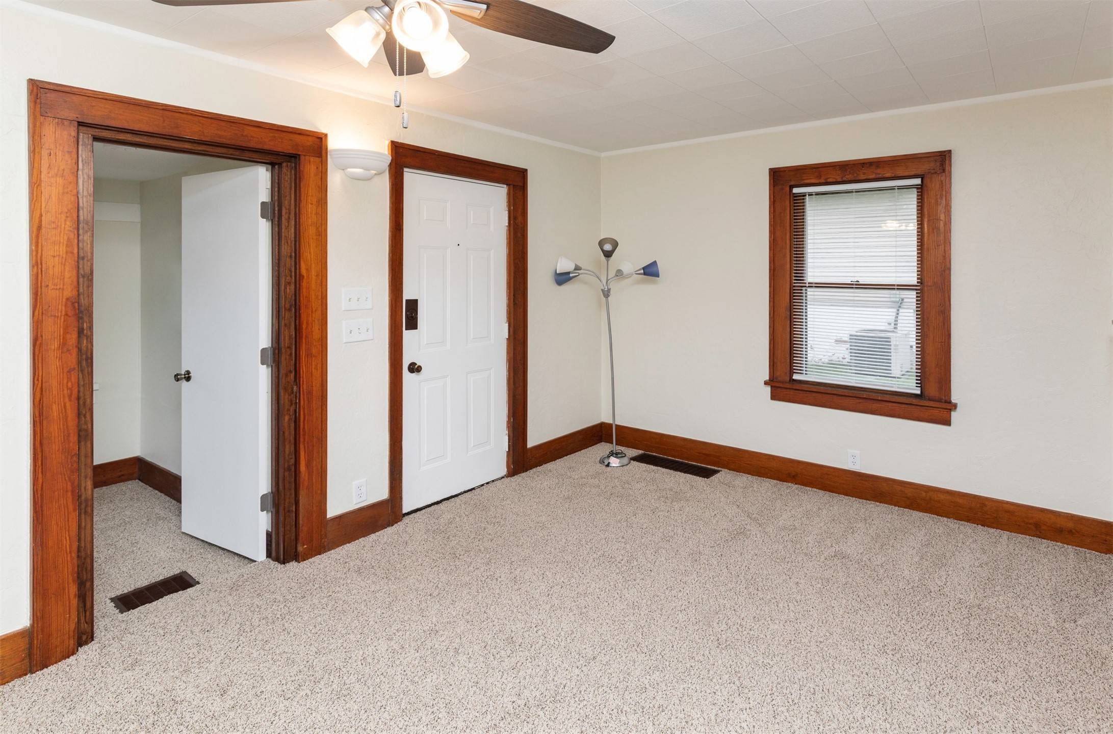 Des Moines, IA 50315,5812 SW 5th Street