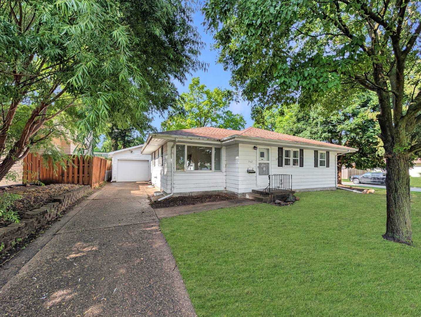 Des Moines, IA 50310,3512 Aurora Avenue