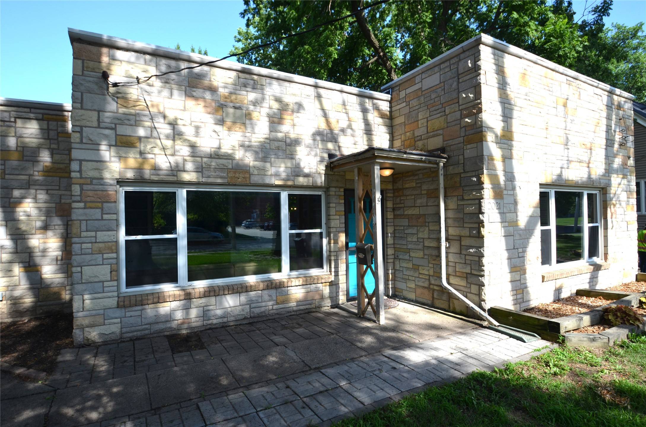 Des Moines, IA 50310,2021 48th Street