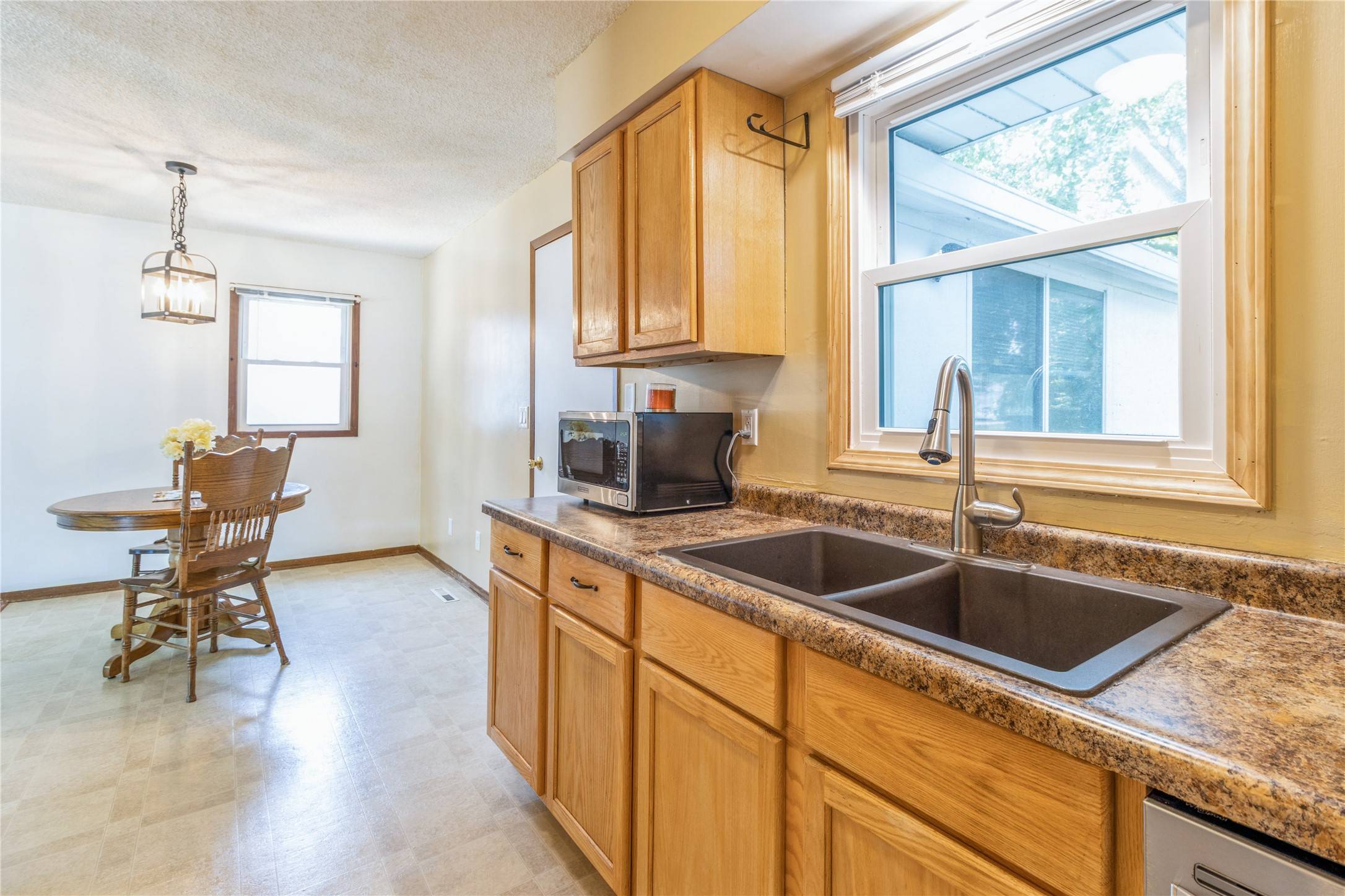 Grimes, IA 50111,712 NE 9th Street
