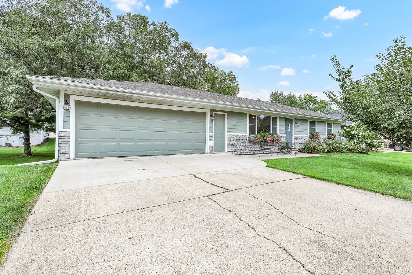 Pella, IA 50219,201 E 13th Street