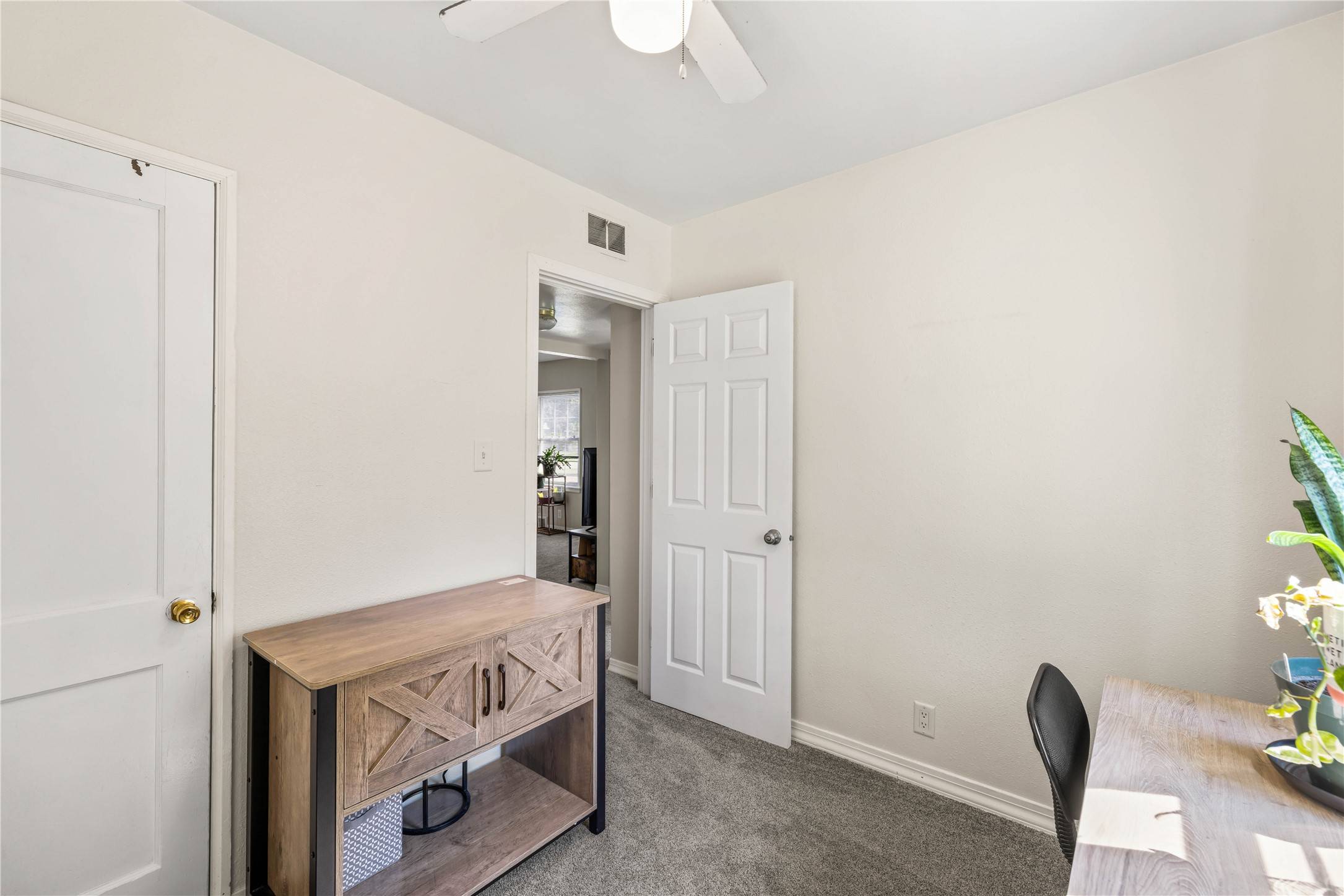 Des Moines, IA 50317,3712 E University Avenue
