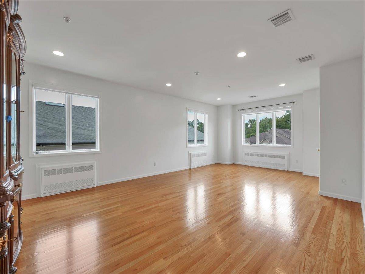 Spring Valley, NY 10977,480 W Central AVE