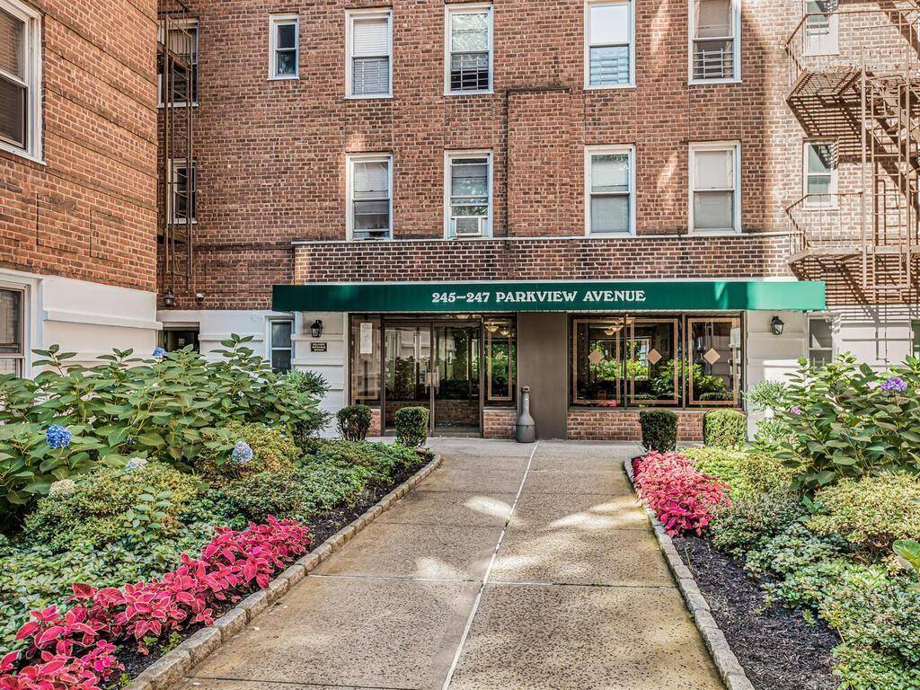 Bronxville, NY 10708,247 Parkview AVE #6P