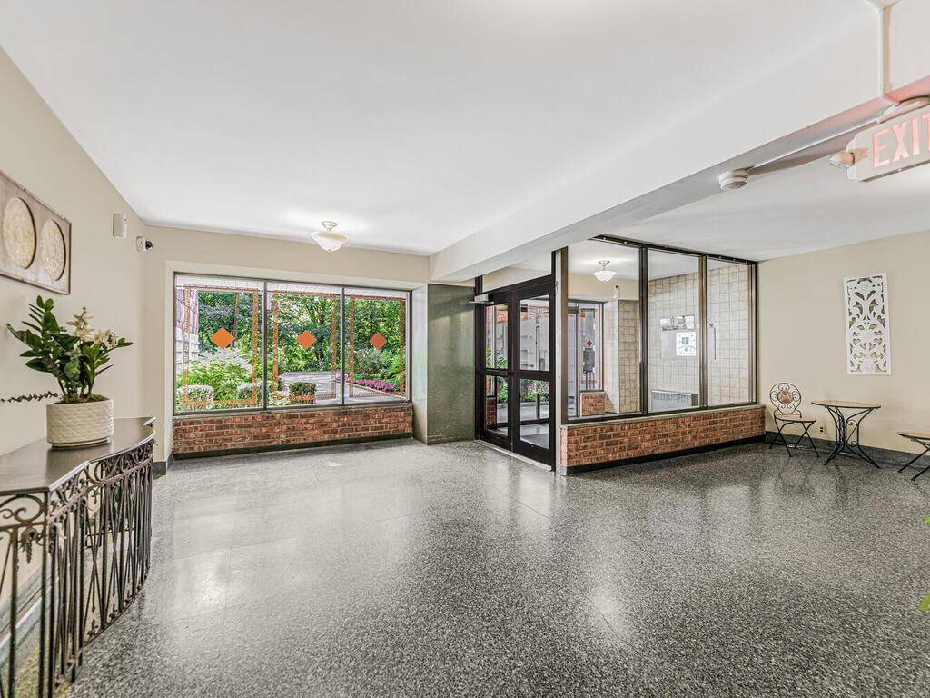 Bronxville, NY 10708,247 Parkview AVE #6P