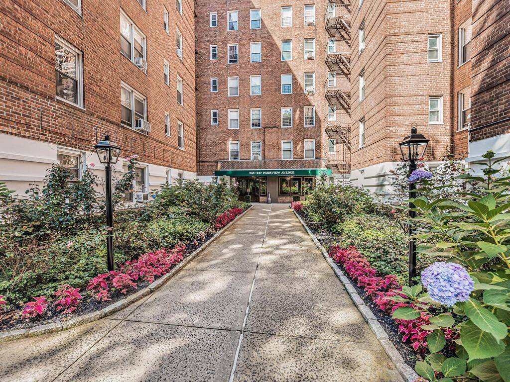 Bronxville, NY 10708,247 Parkview AVE #6P