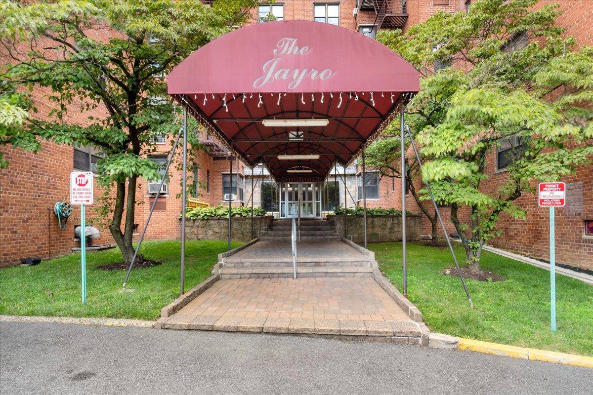 Yonkers, NY 10704,555 Bronx River Road #2N