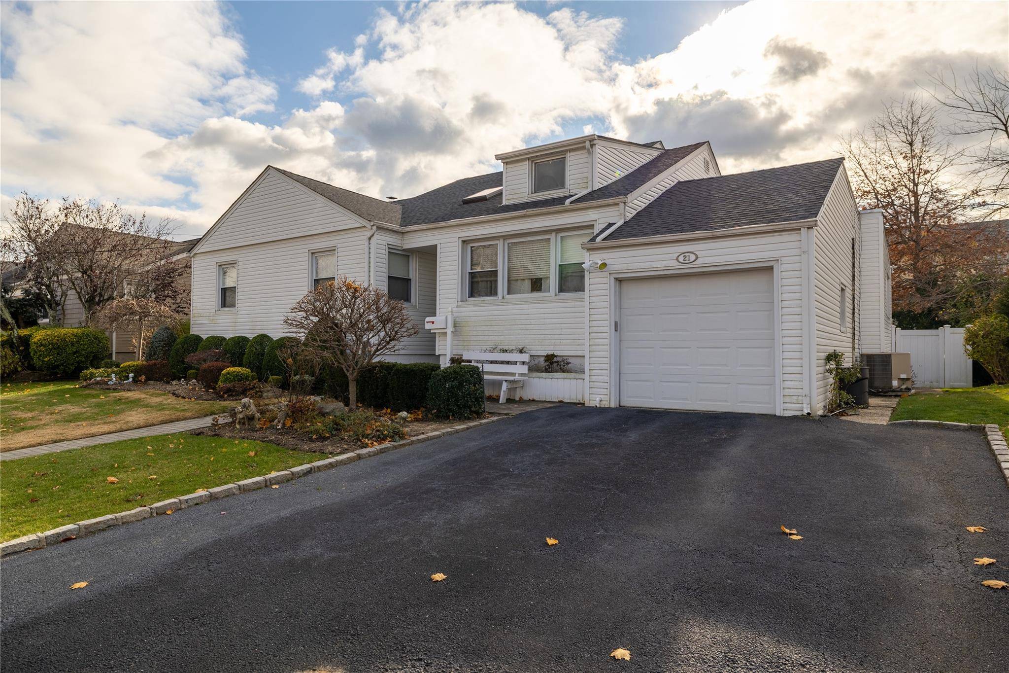 East Rockaway, NY 11518,21 Cail DR