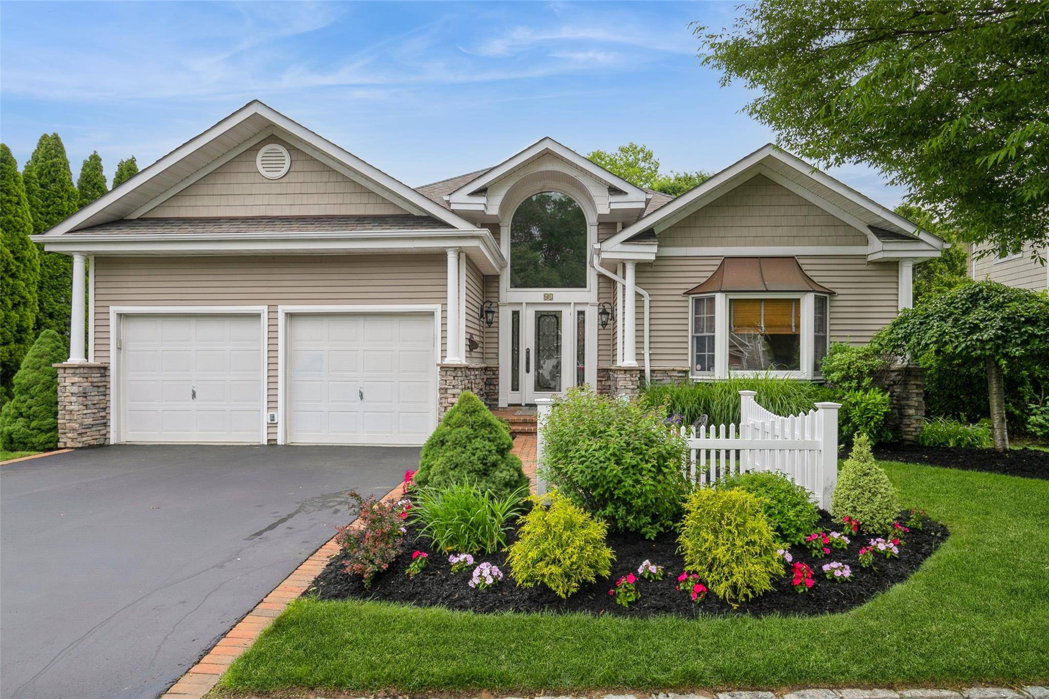 Smithtown, NY 11787,61 Redan DR