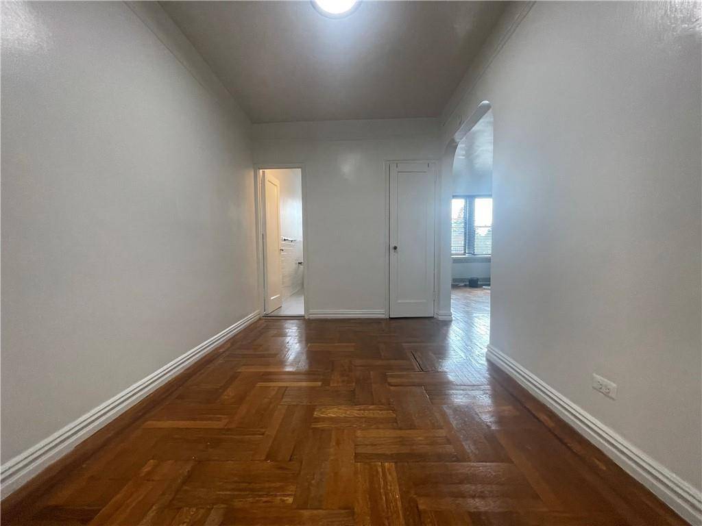 Bronx, NY 10461,3321 Bruckner BLVD #2L