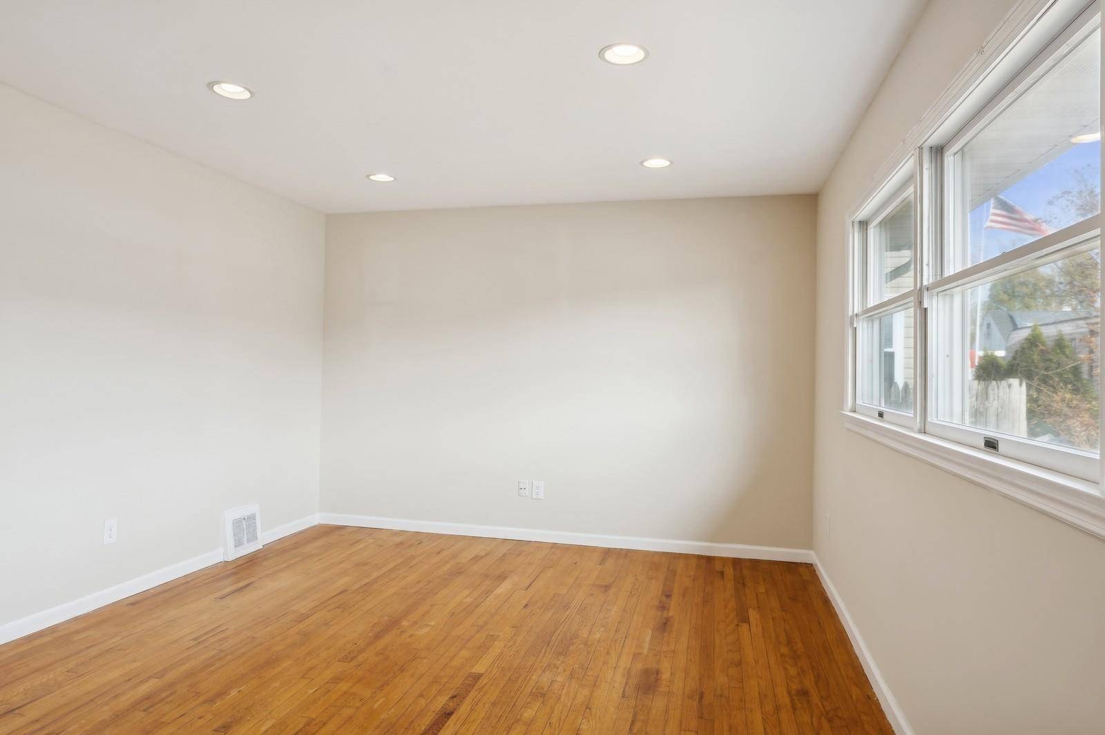Hicksville, NY 11801,86 Moeller ST