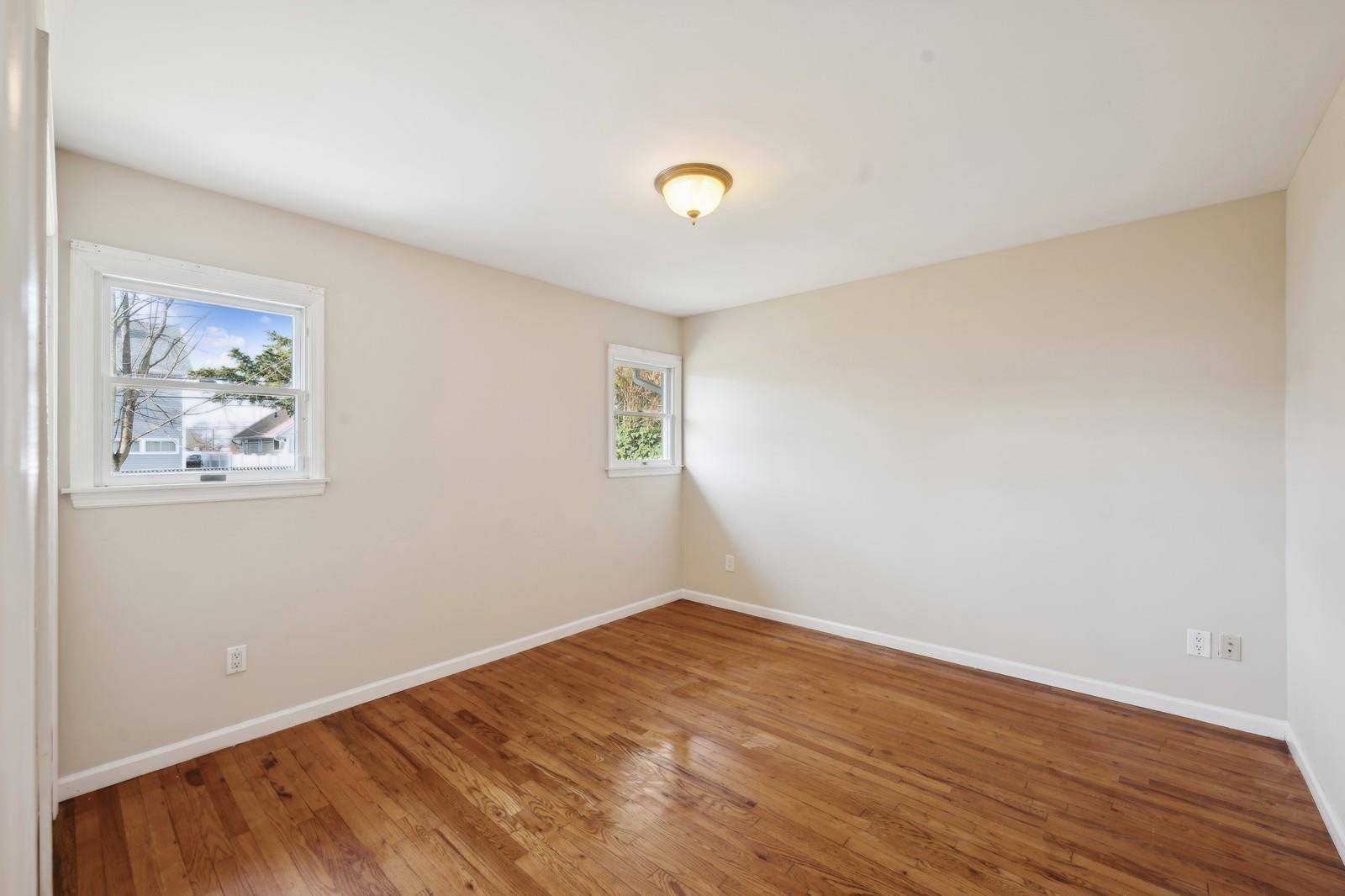 Hicksville, NY 11801,86 Moeller ST