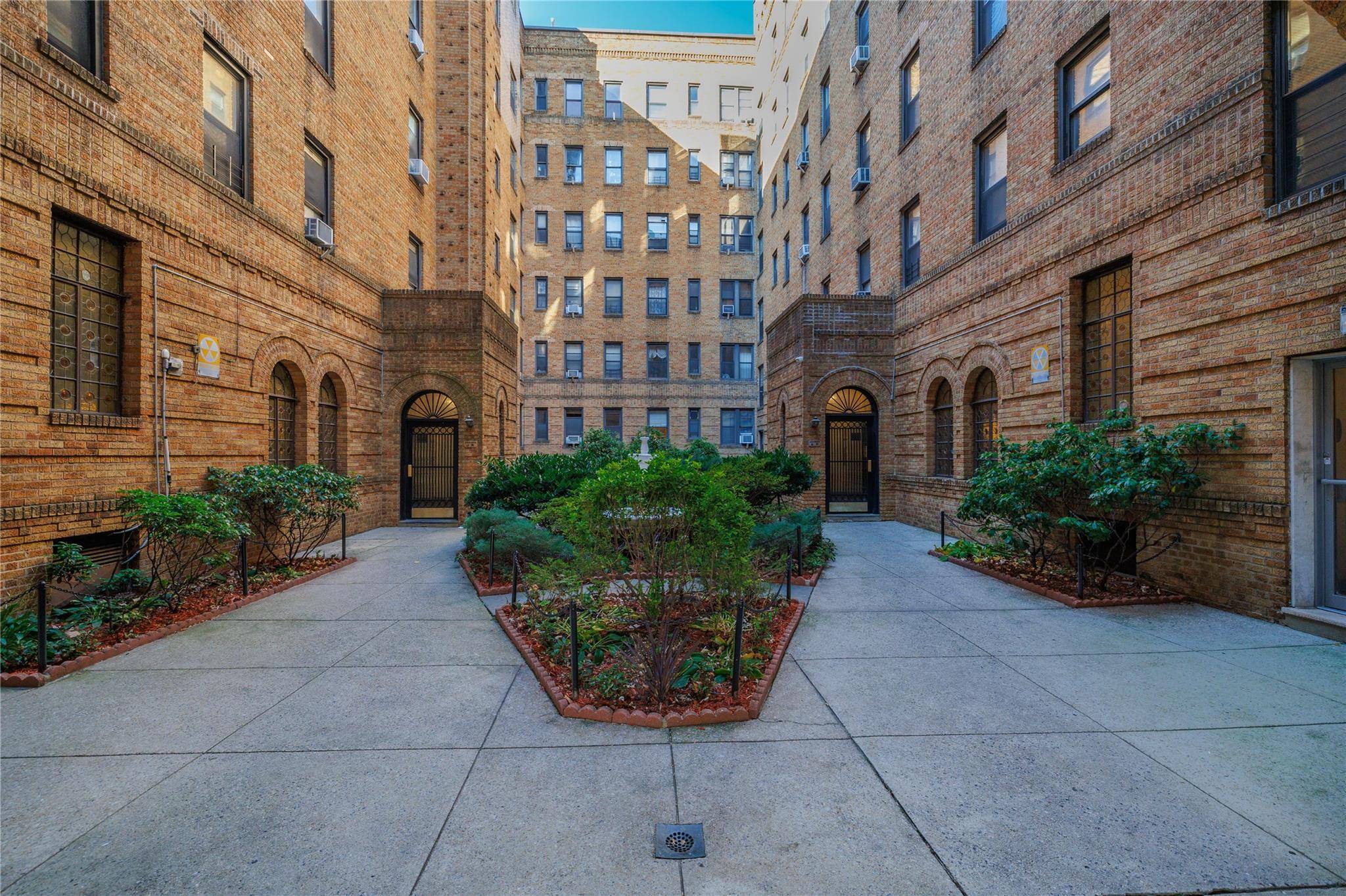 Kew Gardens, NY 11415,83-44 Lefferts BLVD #2M