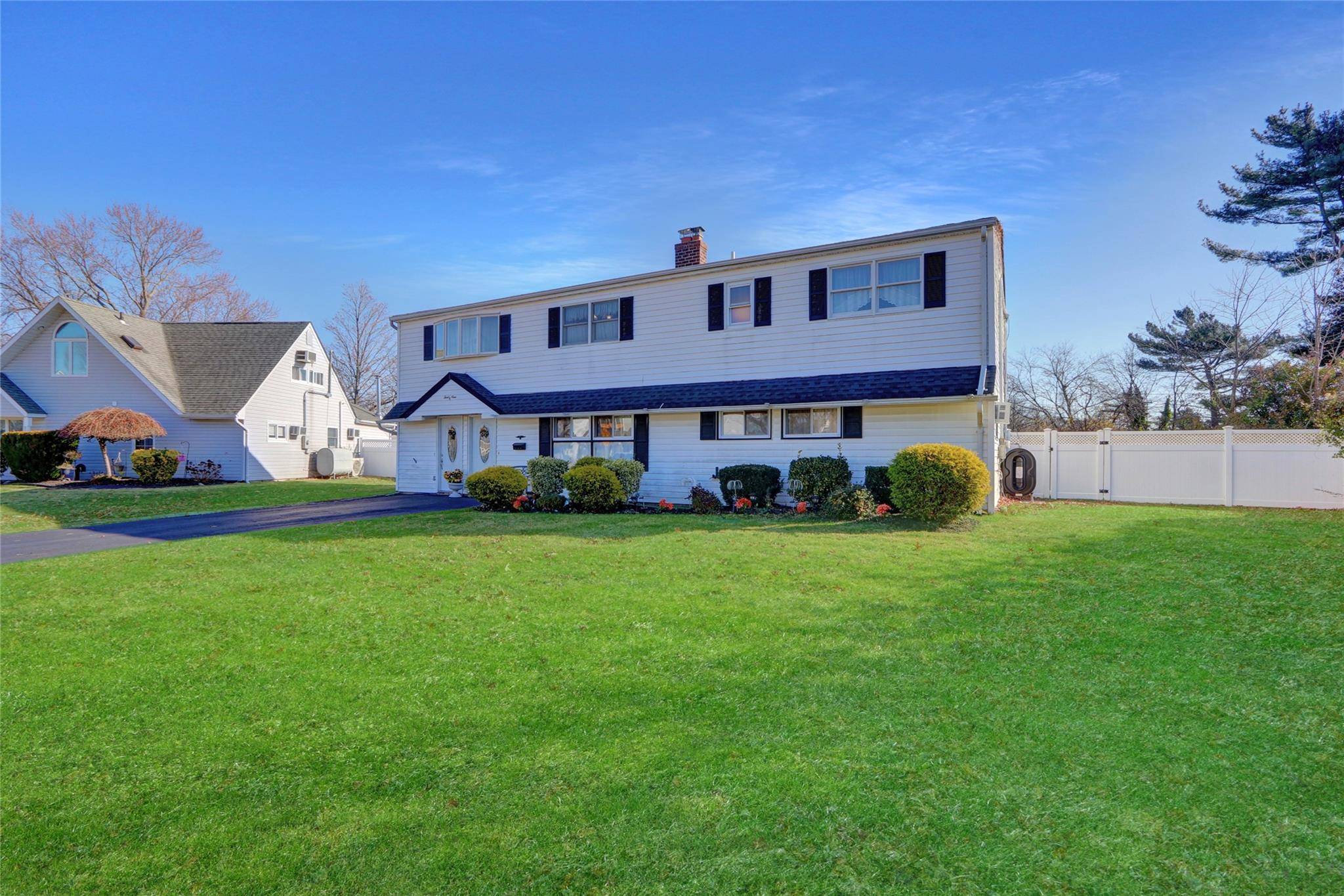 Levittown, NY 11756,39 Springtime LN