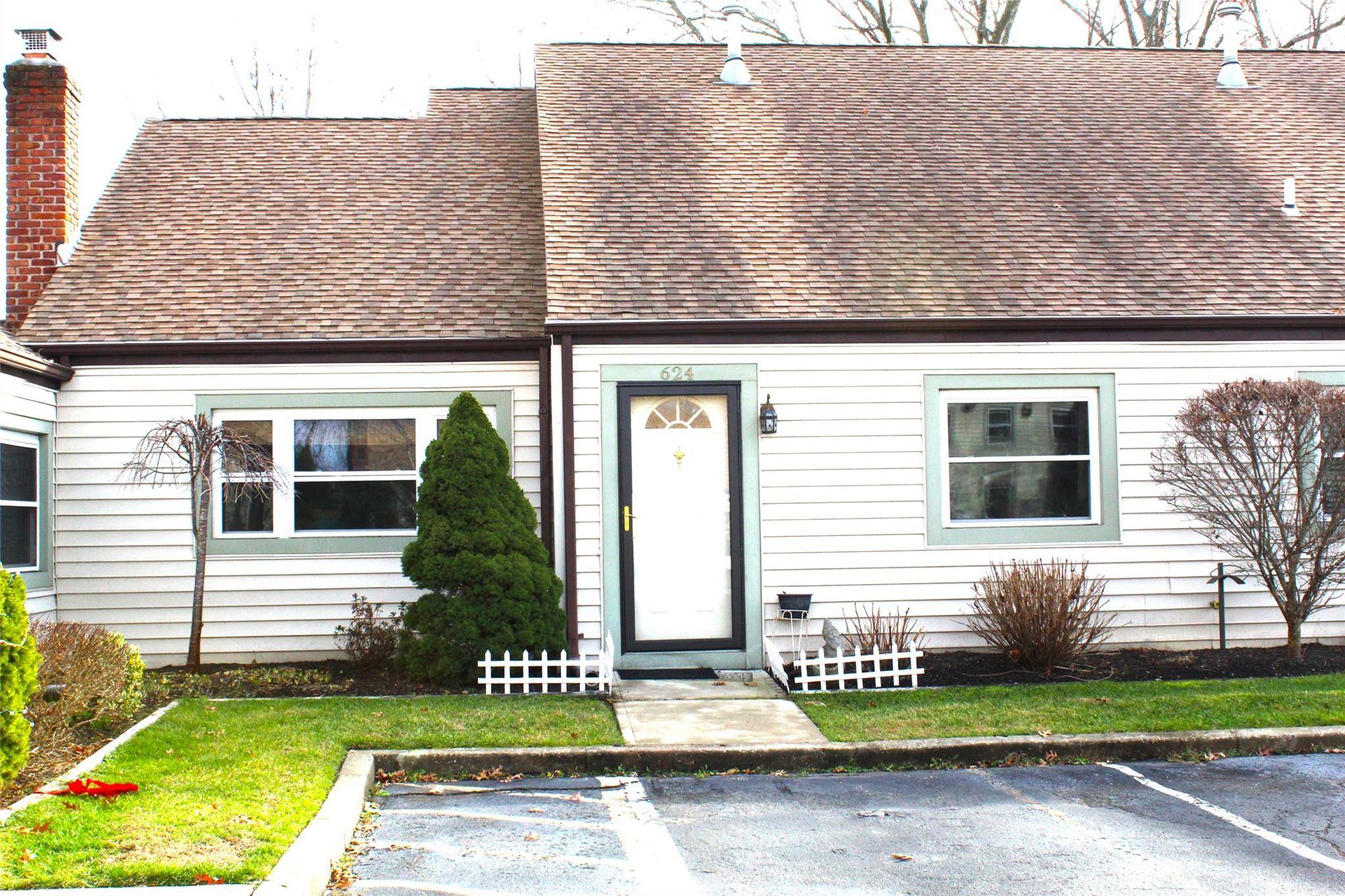 Middle Island, NY 11953,624 Lake CT #624