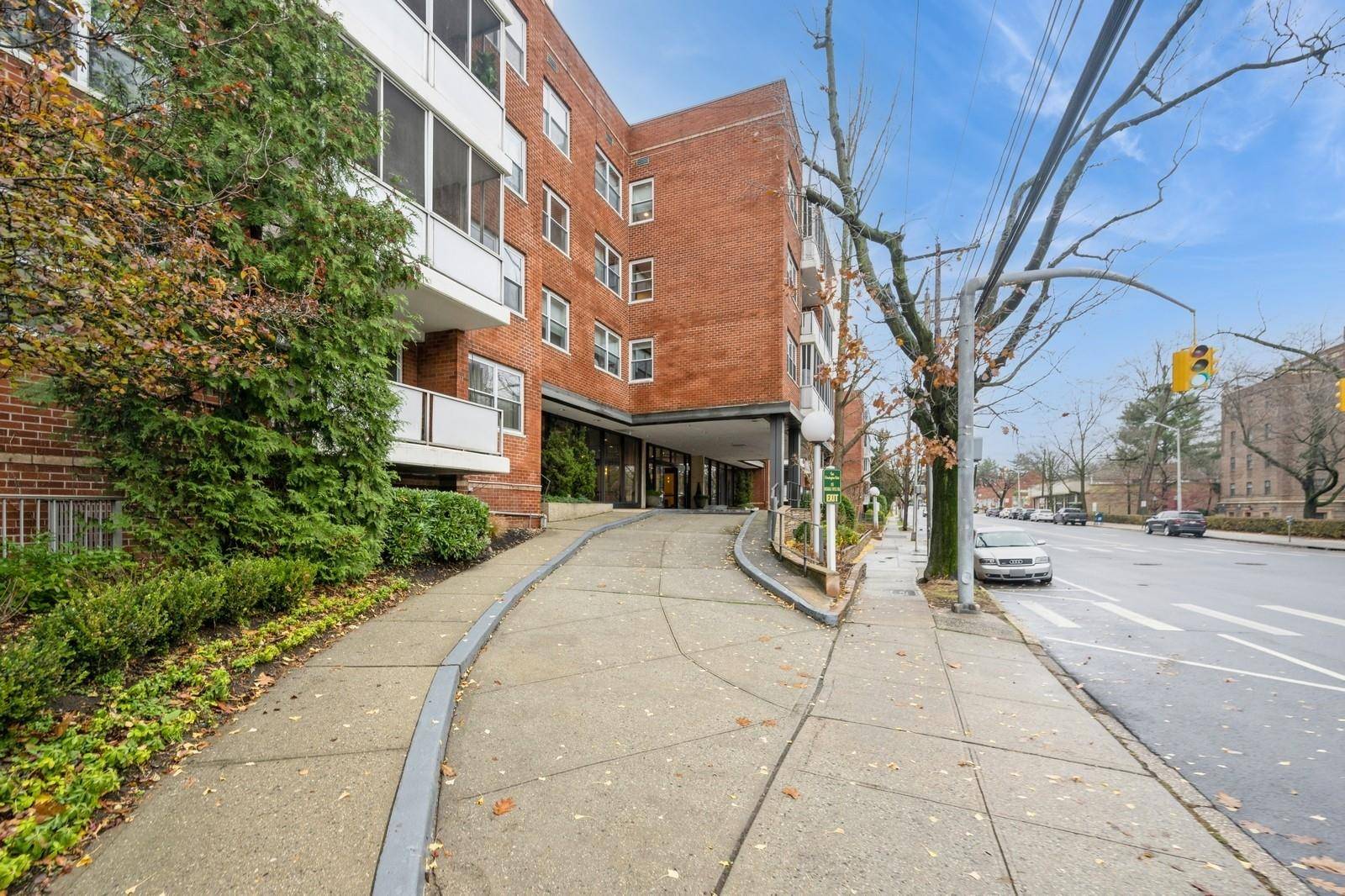 Great Neck, NY 11021,1 Kensington Gate #314