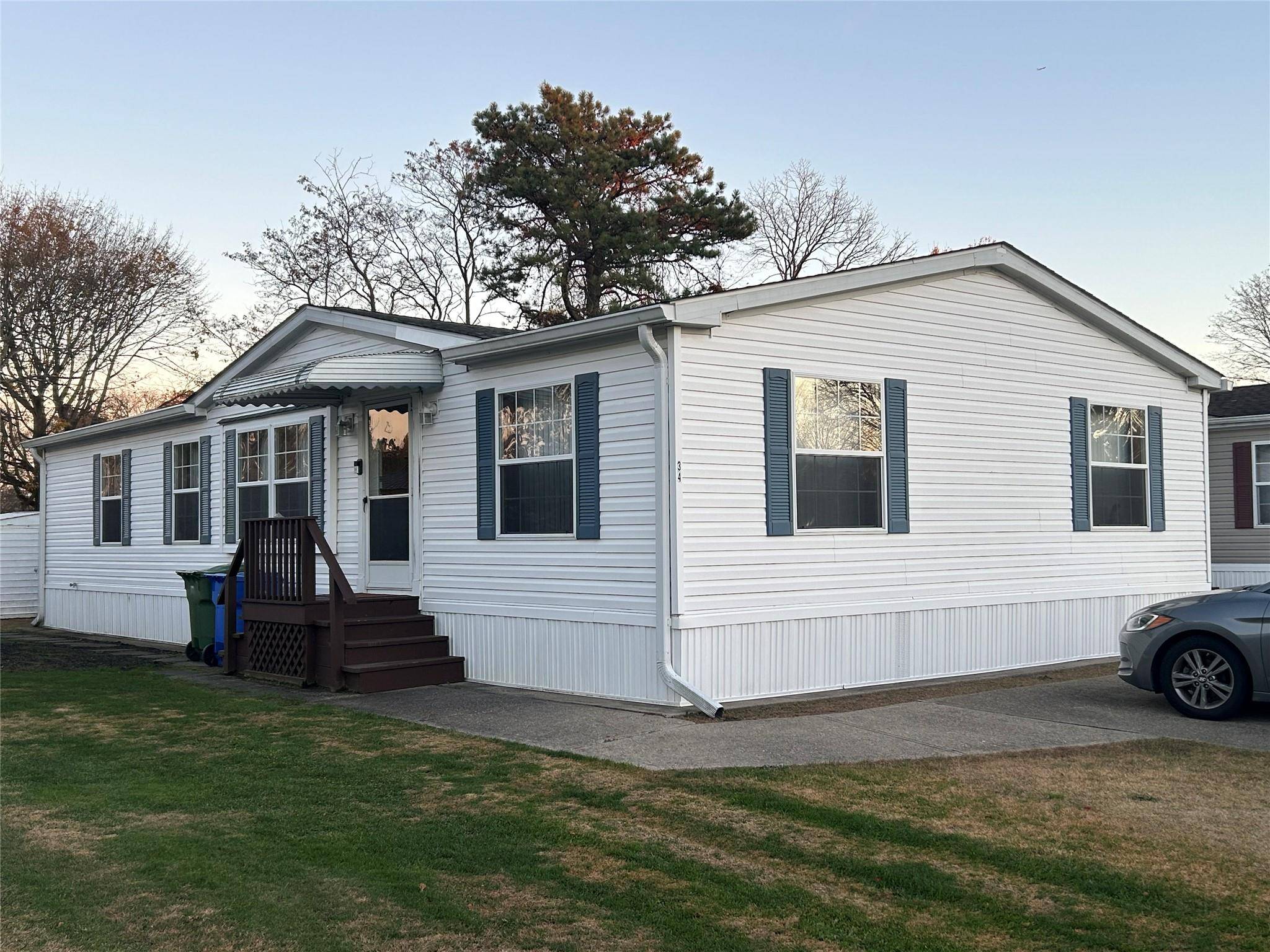 Bohemia, NY 11716,34 Daisy DR