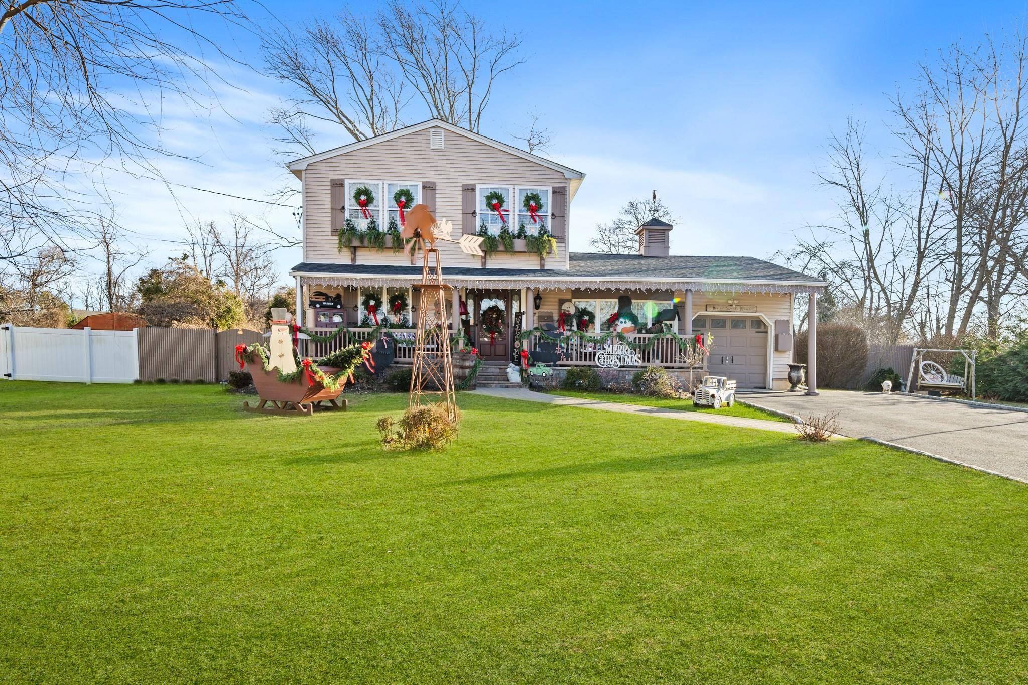 Bellport, NY 11713,21 Country Greens Dr