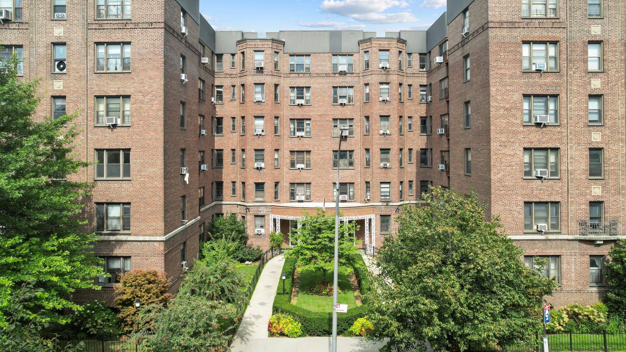 Jackson Heights, NY 11372,77-11 35th AVE #2P