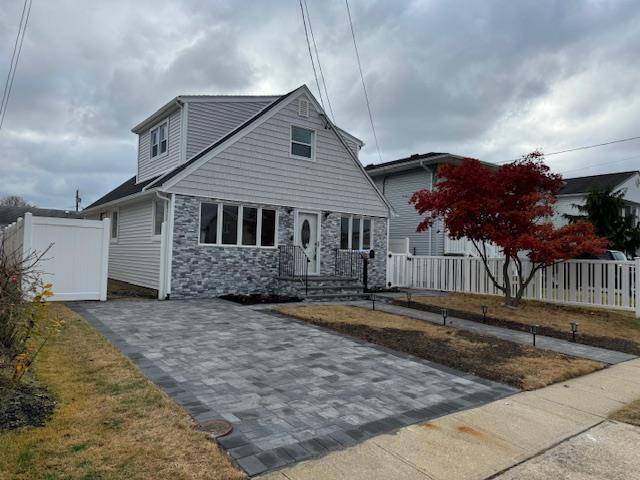 Lindenhurst, NY 11757,27 W Granada AVE