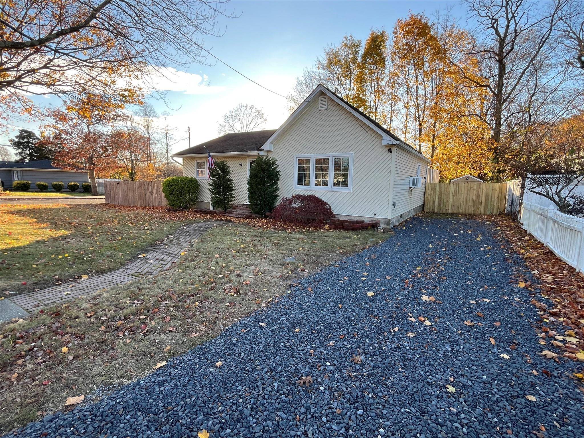 Farmingville, NY 11738,48 Woodycrest DR