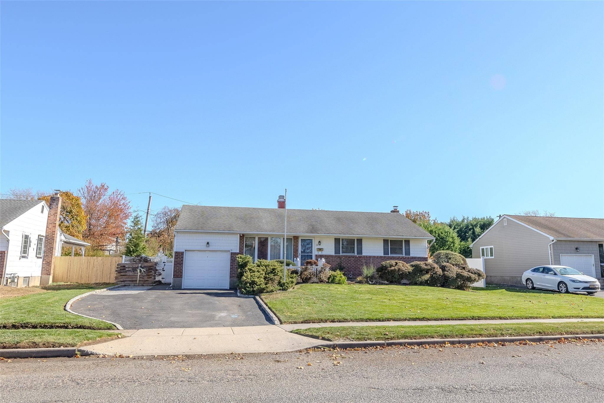 Commack, NY 11725,28 Hayrick LN