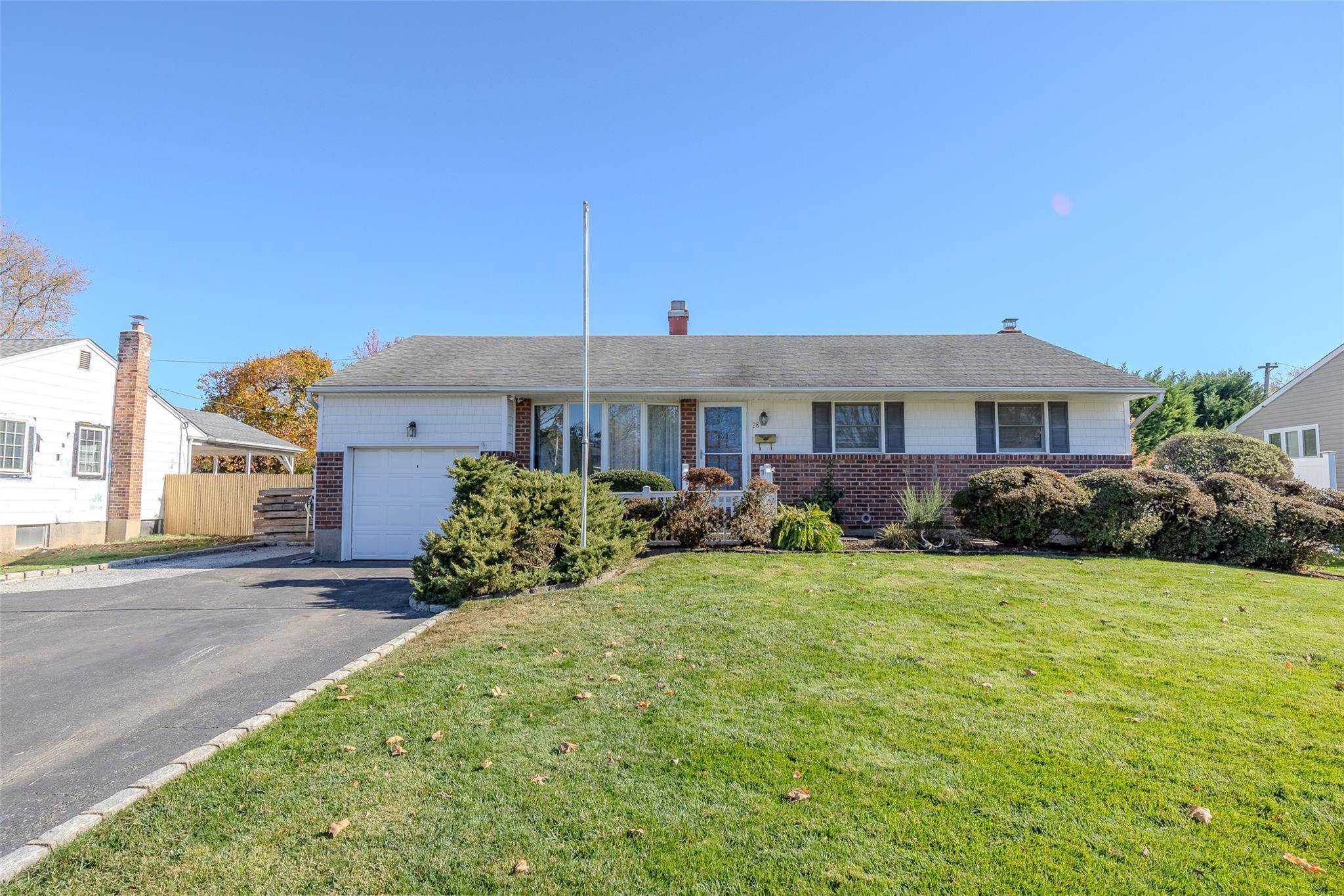 Commack, NY 11725,28 Hayrick LN