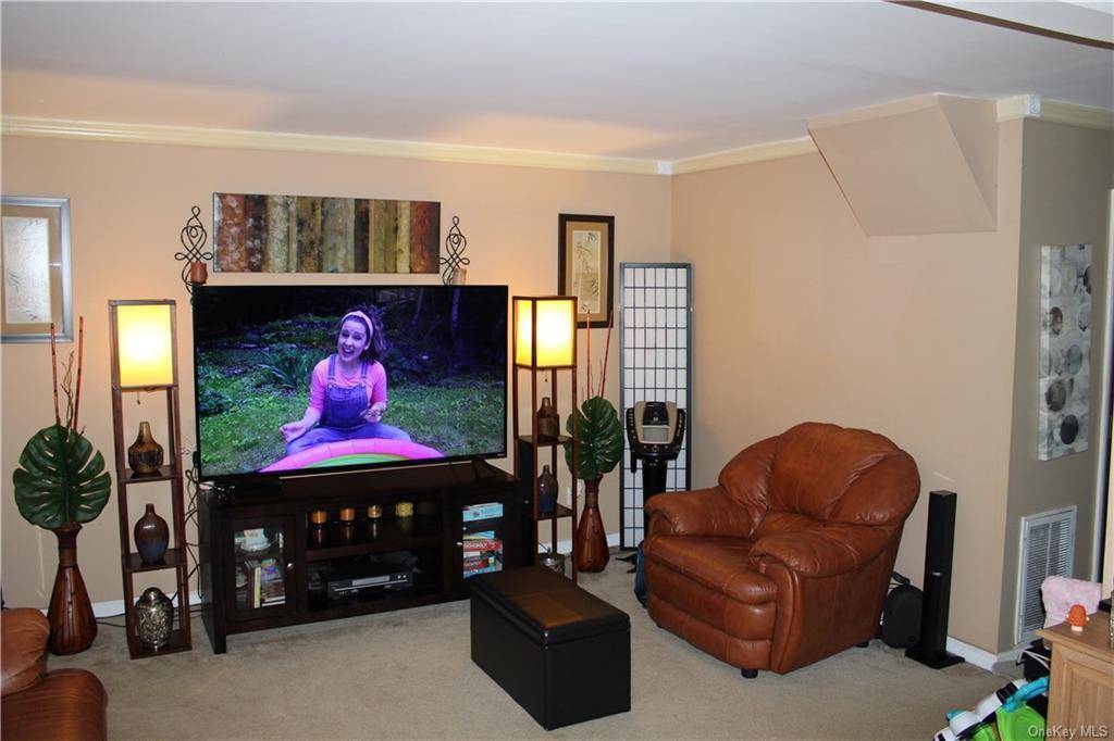 Middletown, NY 10940,43 Woodlake DR