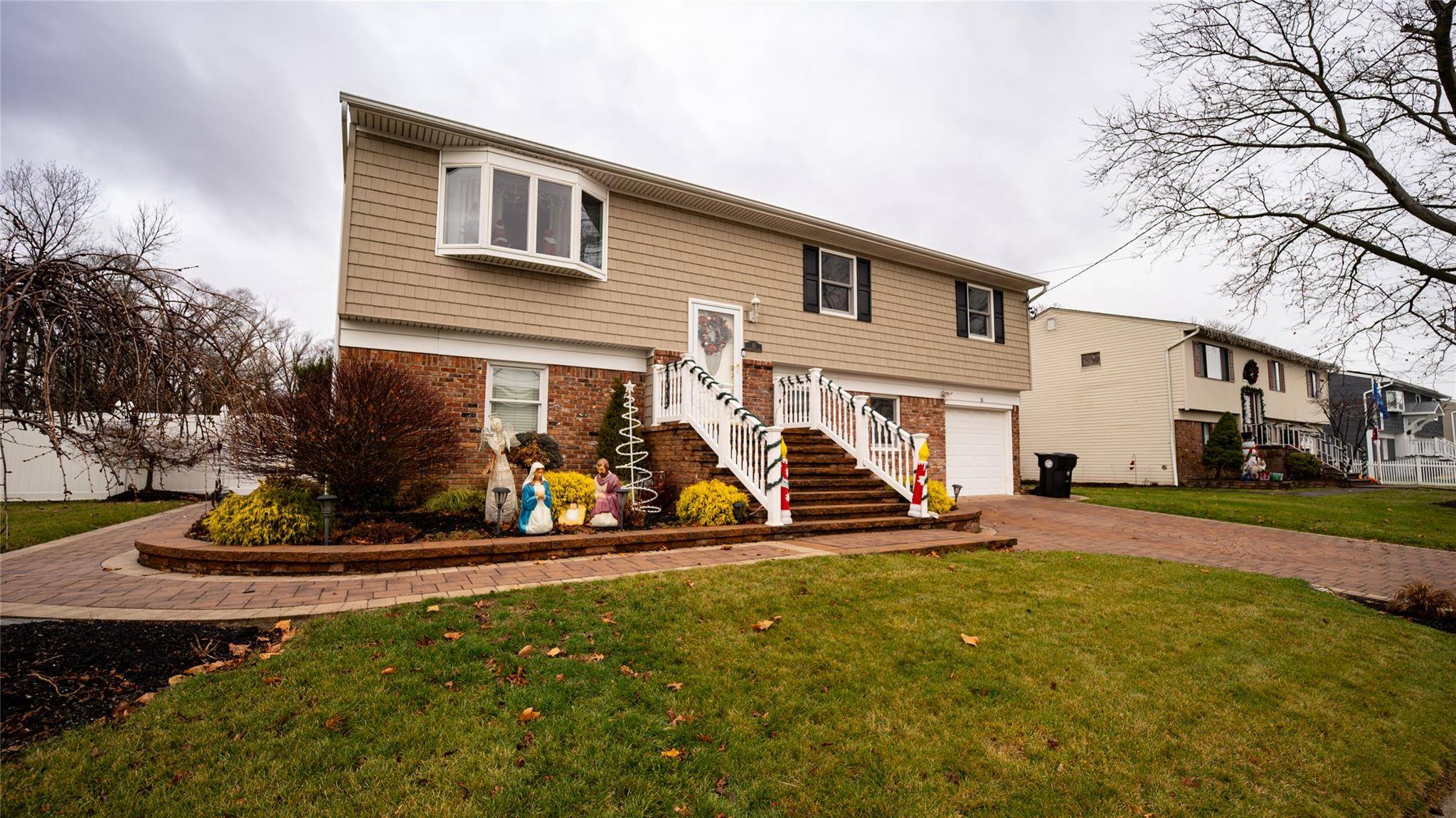 West Islip, NY 11795,15 Westminster LN